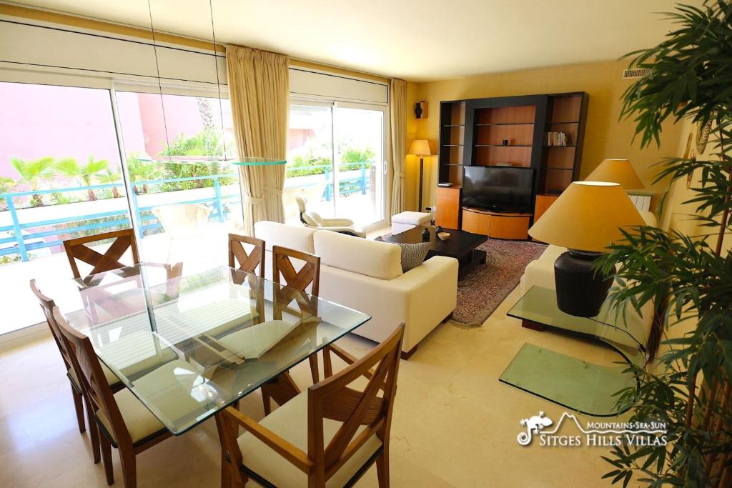 A seating area at Apt Parc Del Mar in Sitges very near Beach