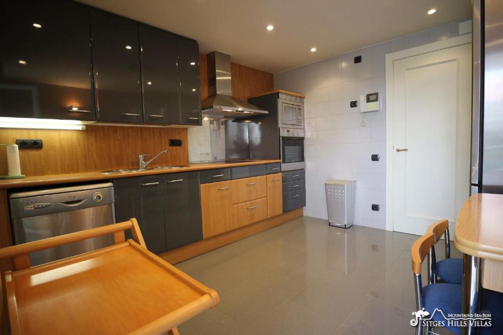 A kitchen or kitchenette at Apt Parc Del Mar in Sitges very near Beach