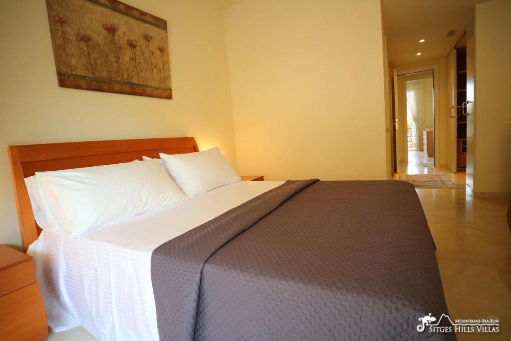 A bed or beds in a room at Apt Parc Del Mar in Sitges very near Beach