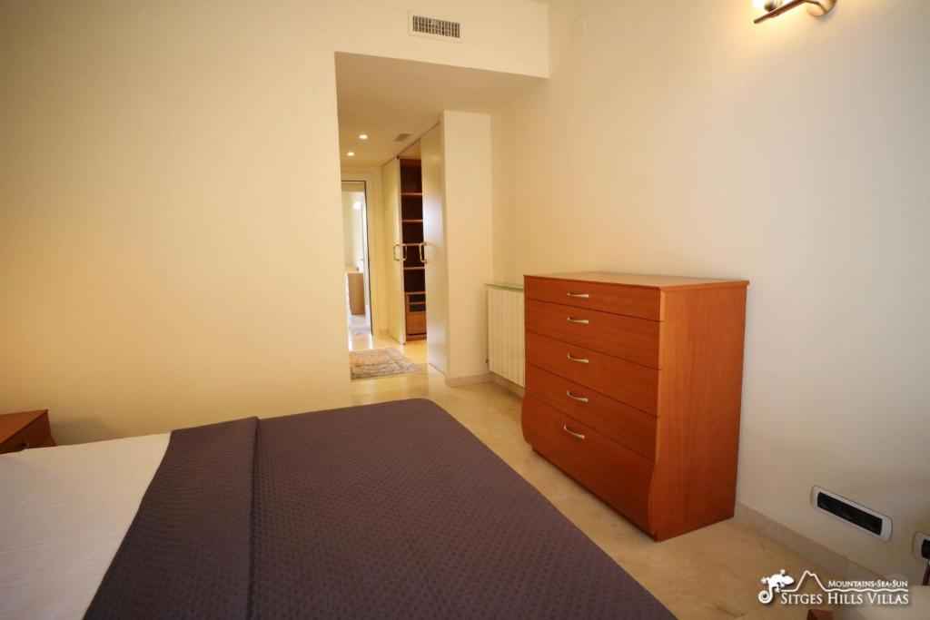 A bed or beds in a room at Apt Parc Del Mar in Sitges very near Beach
