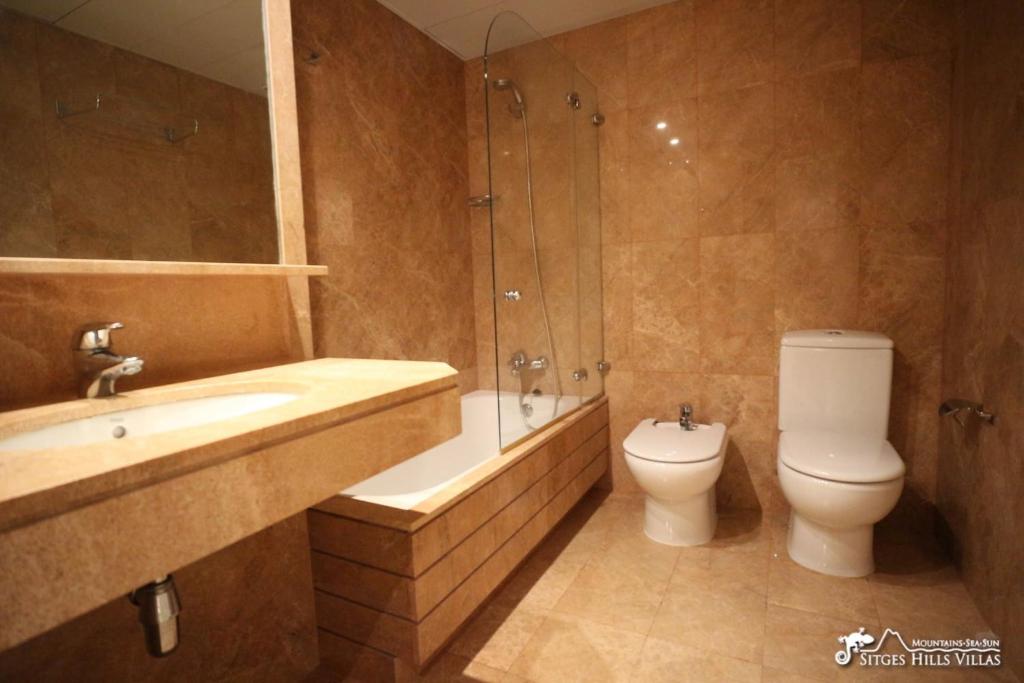 A bathroom at Apt Parc Del Mar in Sitges very near Beach