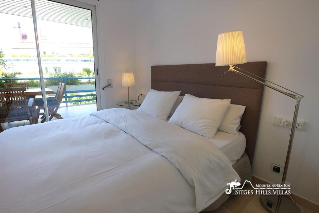 A bed or beds in a room at Apt Parc Del Mar in Sitges very near Beach