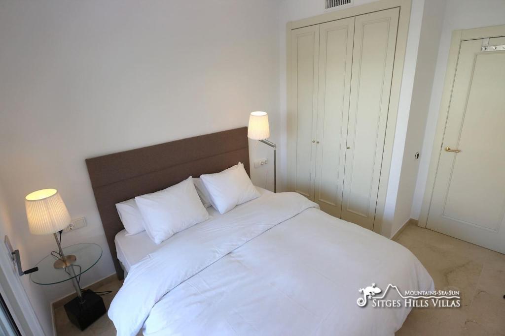 A bed or beds in a room at Apt Parc Del Mar in Sitges very near Beach