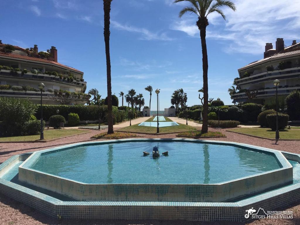 The swimming pool at or close to Apt Parc Del Mar in Sitges very near Beach