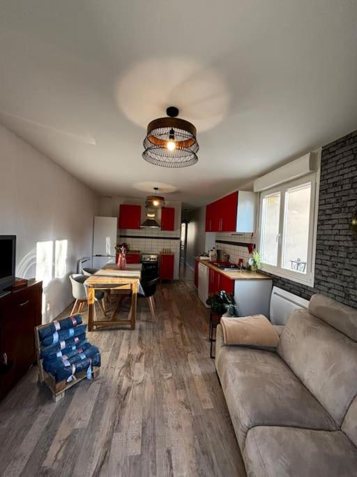 un salon avec un canapé et une table dans l'établissement La Poésie, à Vernon