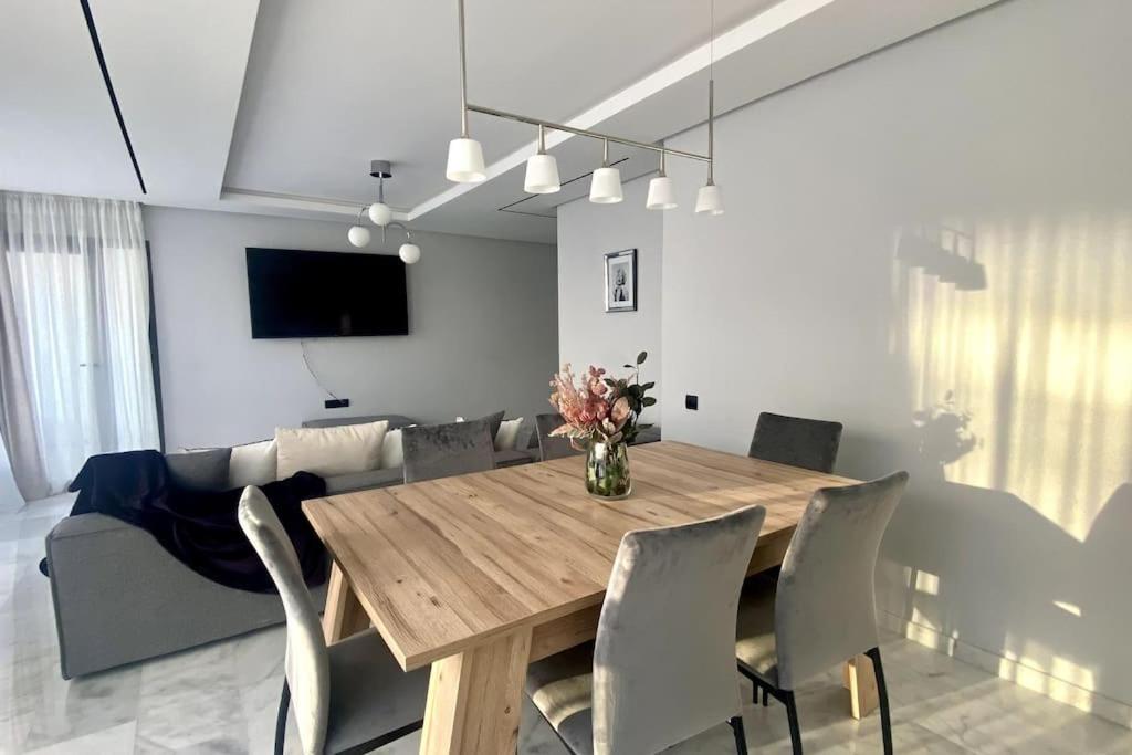 Μια τηλεόραση ή/και κέντρο ψυχαγωγίας στο Appartement en résidence Malabata Hills