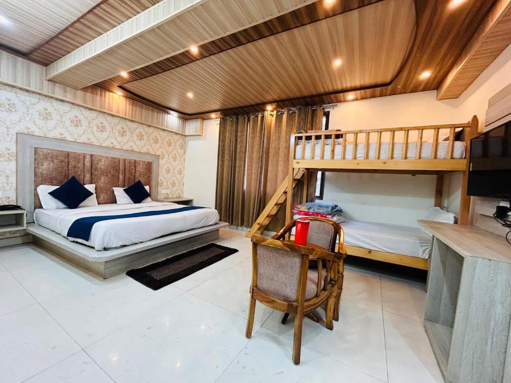 Postel nebo postele na pokoji v ubytování Yog Maya Regency B&B