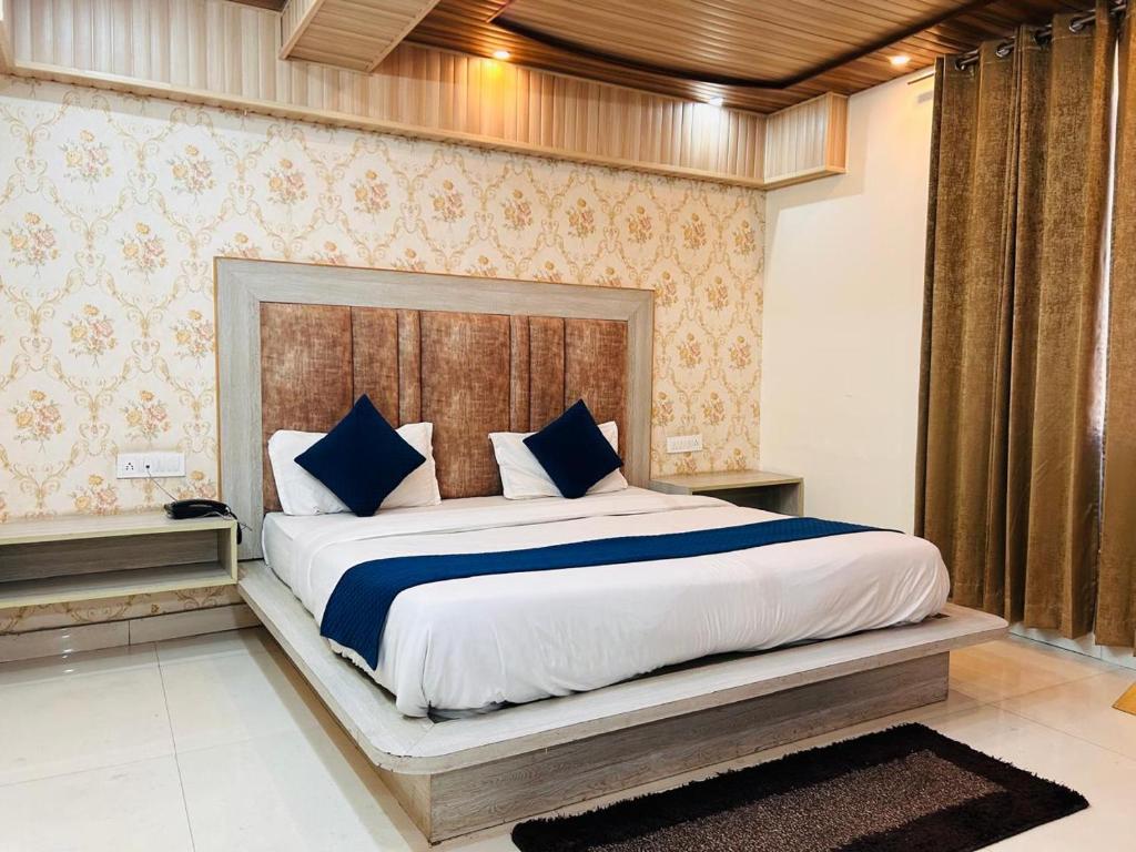 Postel nebo postele na pokoji v ubytování Yog Maya Regency B&B
