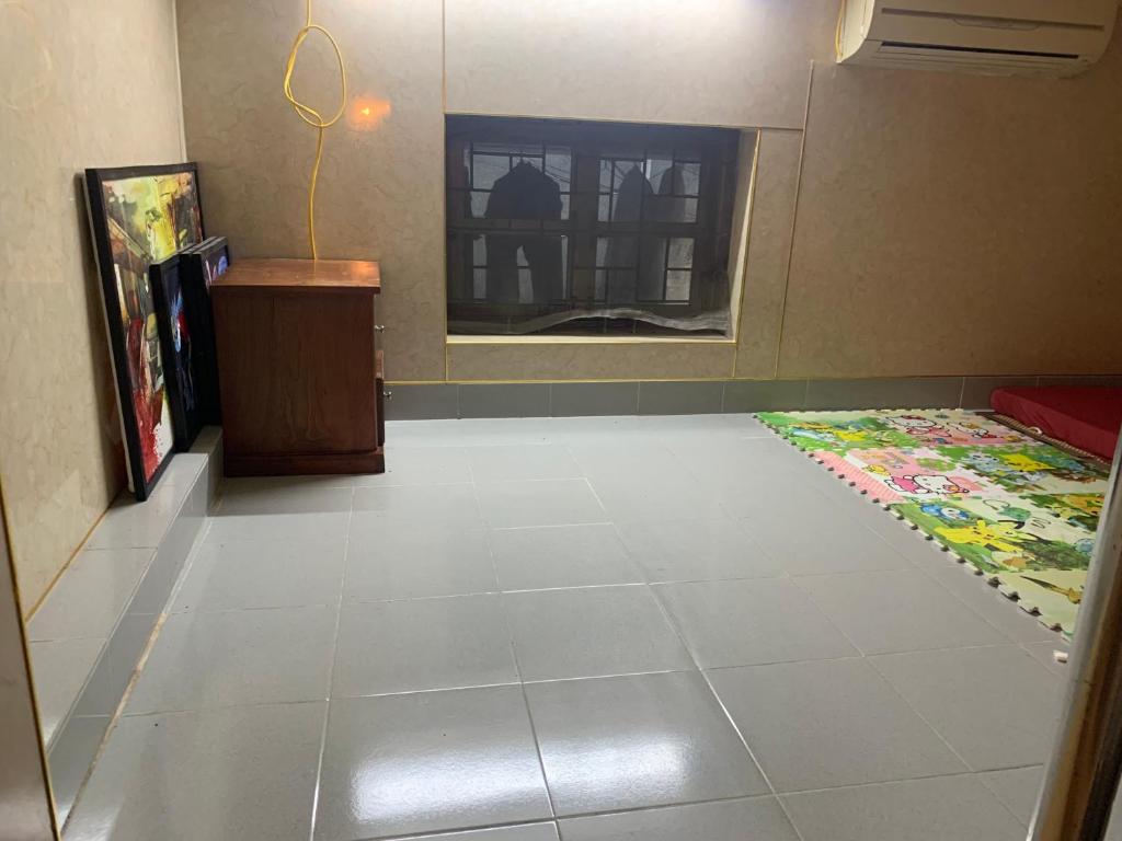 Zimmer mit einem Zimmer mit einem Bett und einem Fenster in der Unterkunft House ĐDT in Hanoi