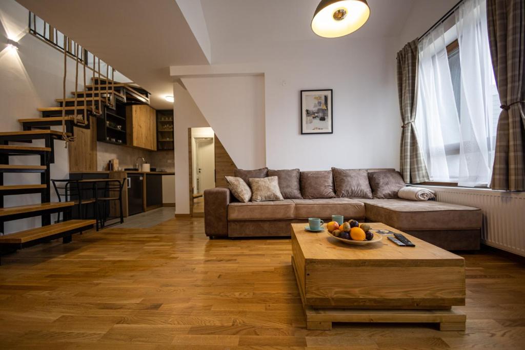 Ein Sitzbereich in der Unterkunft Apartmani RAZVIGORA - DivčiNova