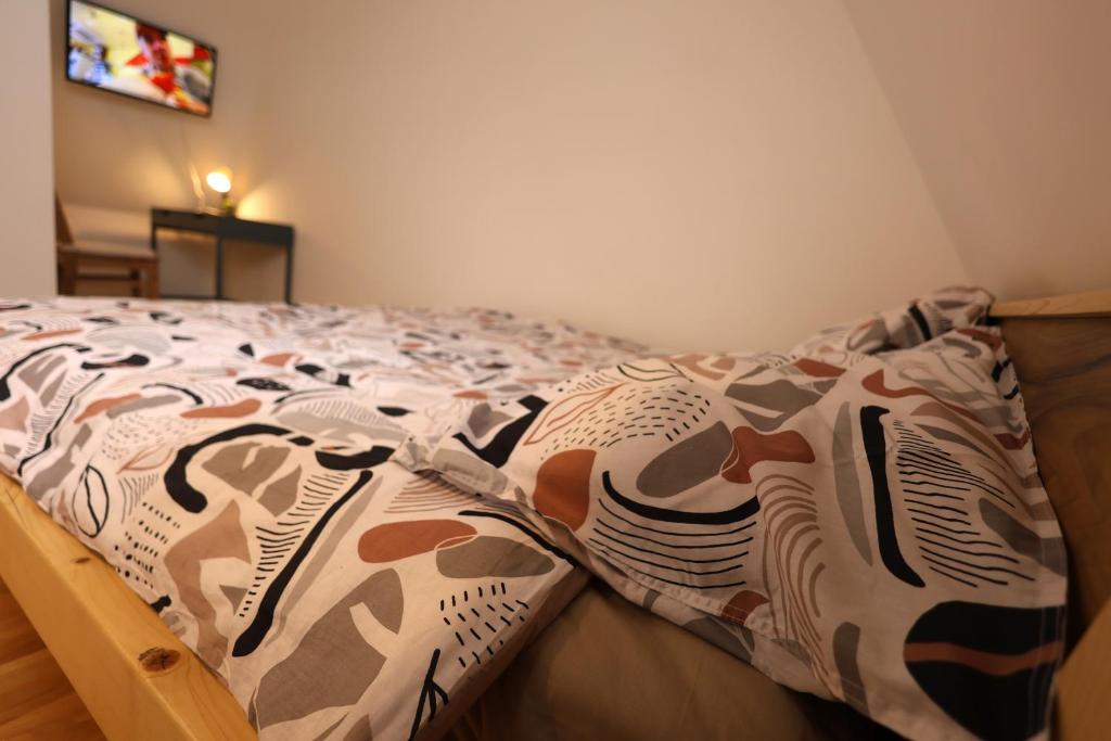 Ein Bett oder Betten in einem Zimmer der Unterkunft Apartmani RAZVIGORA - DivčiNova