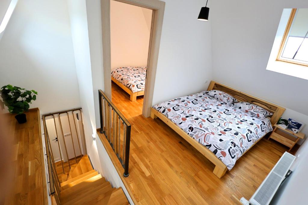 Ein Bett oder Betten in einem Zimmer der Unterkunft Apartmani RAZVIGORA - DivčiNova