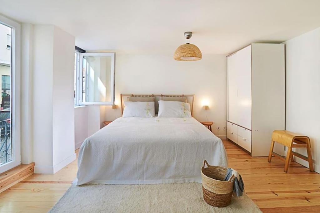 Modern Flat with large garden and terrace right next Estrela Park