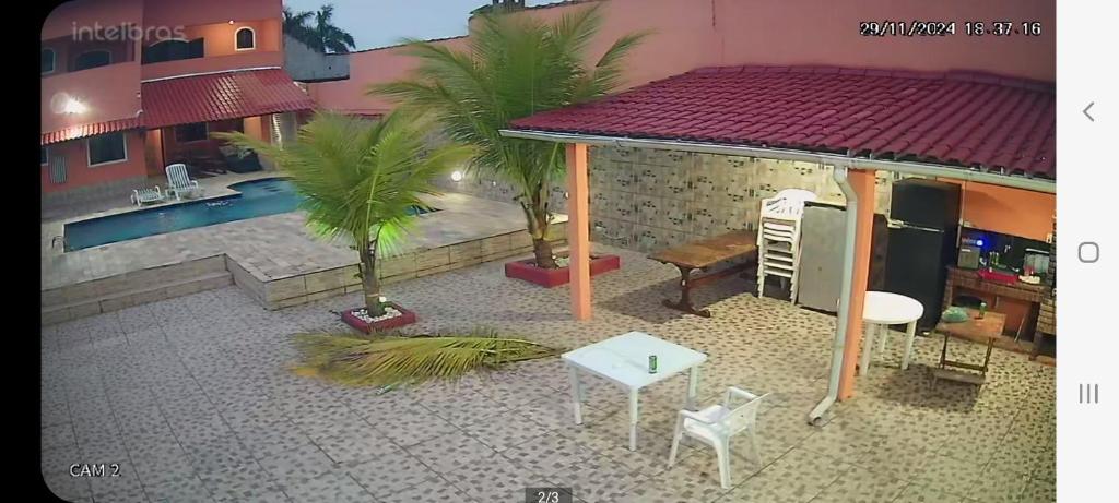 een patio met palmbomen bij Casabelamare Itanhaém in Itanhaém