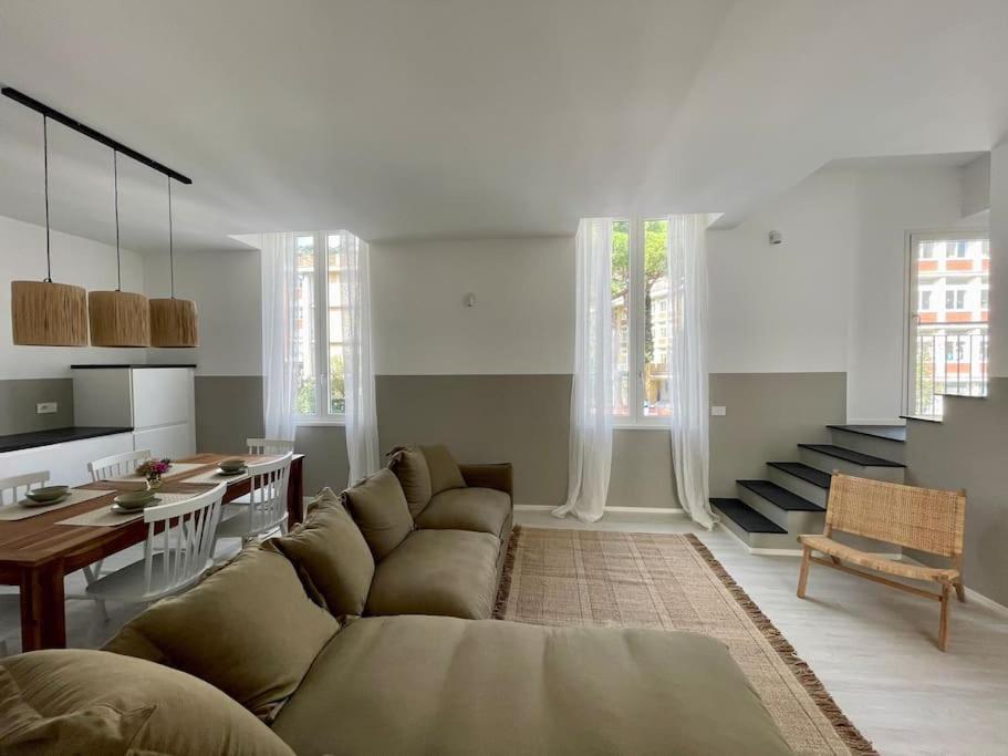 a living room with a couch and a table at Luminoso, appena ristrutturato in Santa Margherita Ligure