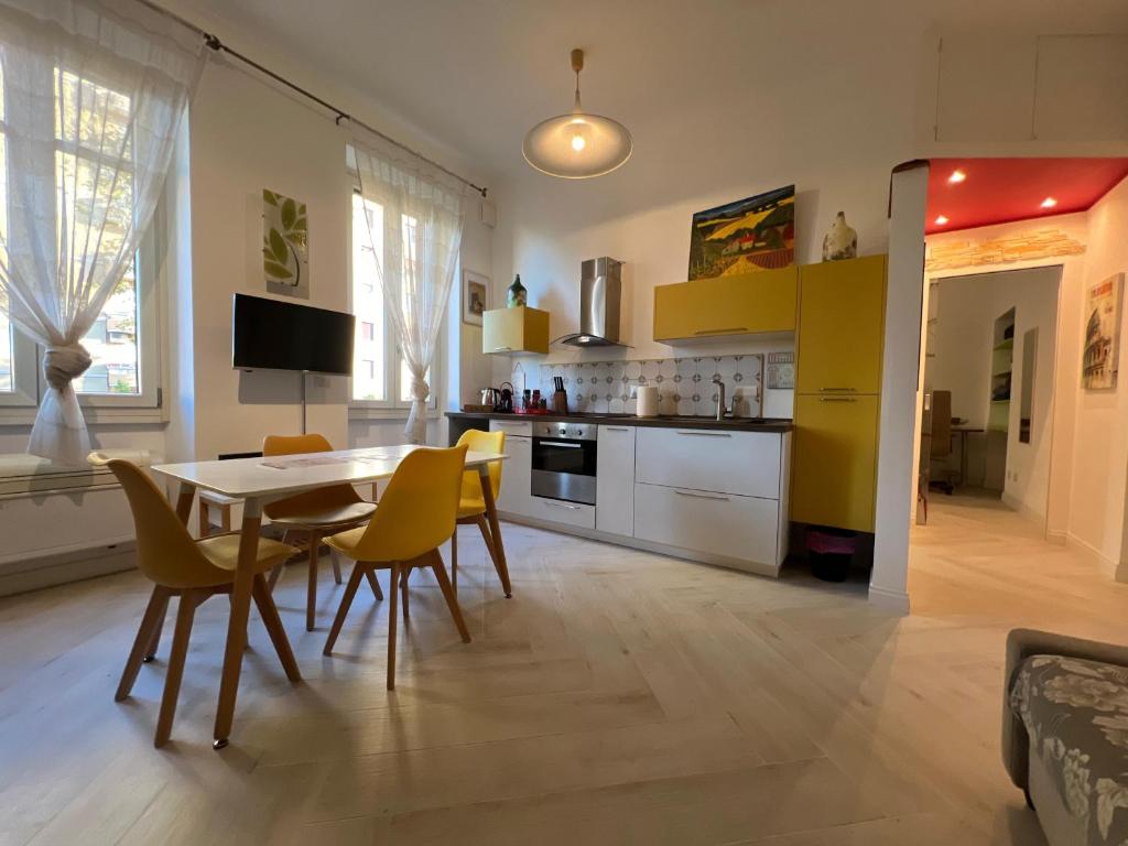 a kitchen and dining room with a table and chairs at Maison Trionfale a 2 passi dal Vaticano in Rome