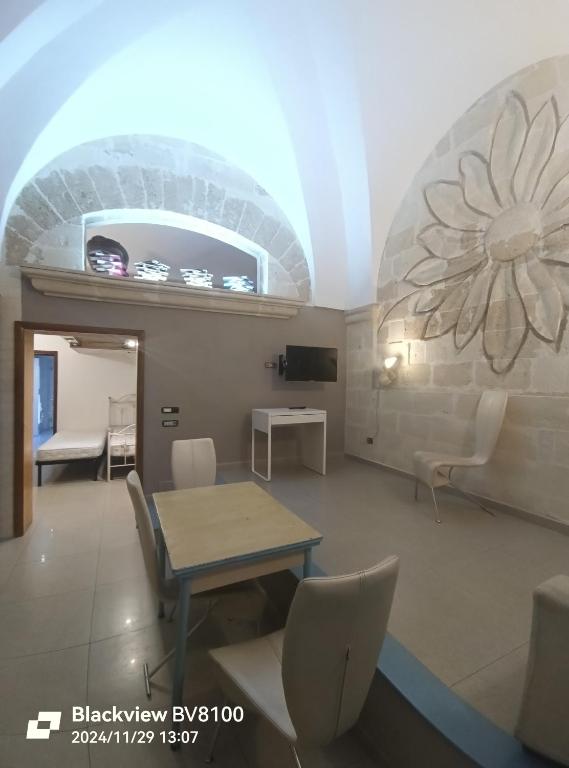 Hotel La Casina, a living room with a table and chairs at La Casina in Taranto