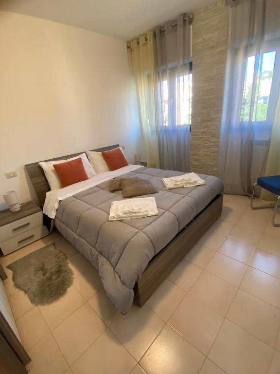 een slaapkamer met een groot bed in een kamer bij station 27 in Perugia