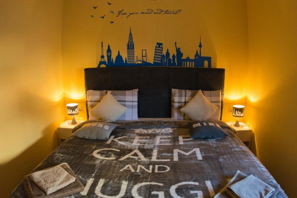 een slaapkamer met een bed met de woorden eet kalm en uggage bij Apartment Giro in Zagreb