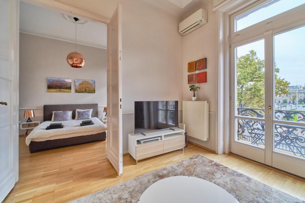 Charming Budapest Apartment with Parliament Views 1055 Budapest, Kossuth Lajos tér 13-15 kép - 1