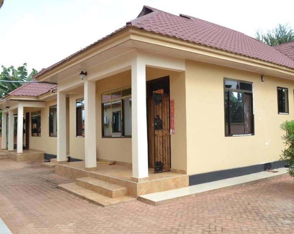 een klein huis is kenmerkend voor de plaats bij Cozy home in Morogoro in Morogoro