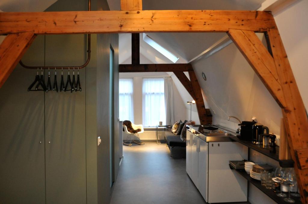 ゴーダにあるBetty Blue Bed & Breakfastの木製の天井の長い廊下付きのキッチン