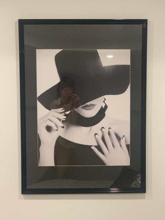 une image encadrée d'une femme dans un miroir dans l'établissement le studio d'alex, à Arras