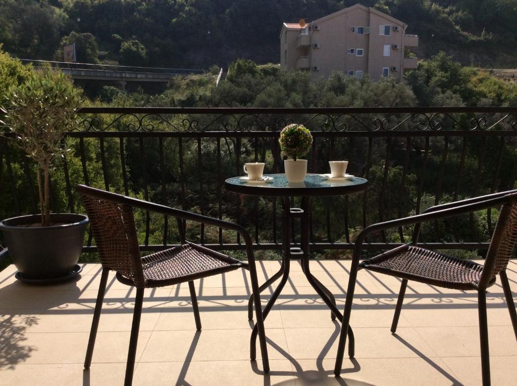 - Balcón con vistas, mesa y 2 sillas en Olive Terrace Apartments 3, en Budva