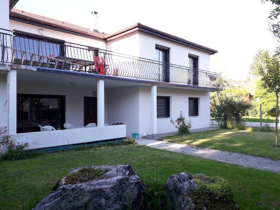 Cette maison blanche dispose d'un balcon et d'une cour. dans l'établissement Le Jirani 90m2 calme jardin privé proche Le Phare, à Chambéry