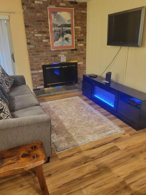TV a/nebo společenská místnost v ubytování Gateway Condominium