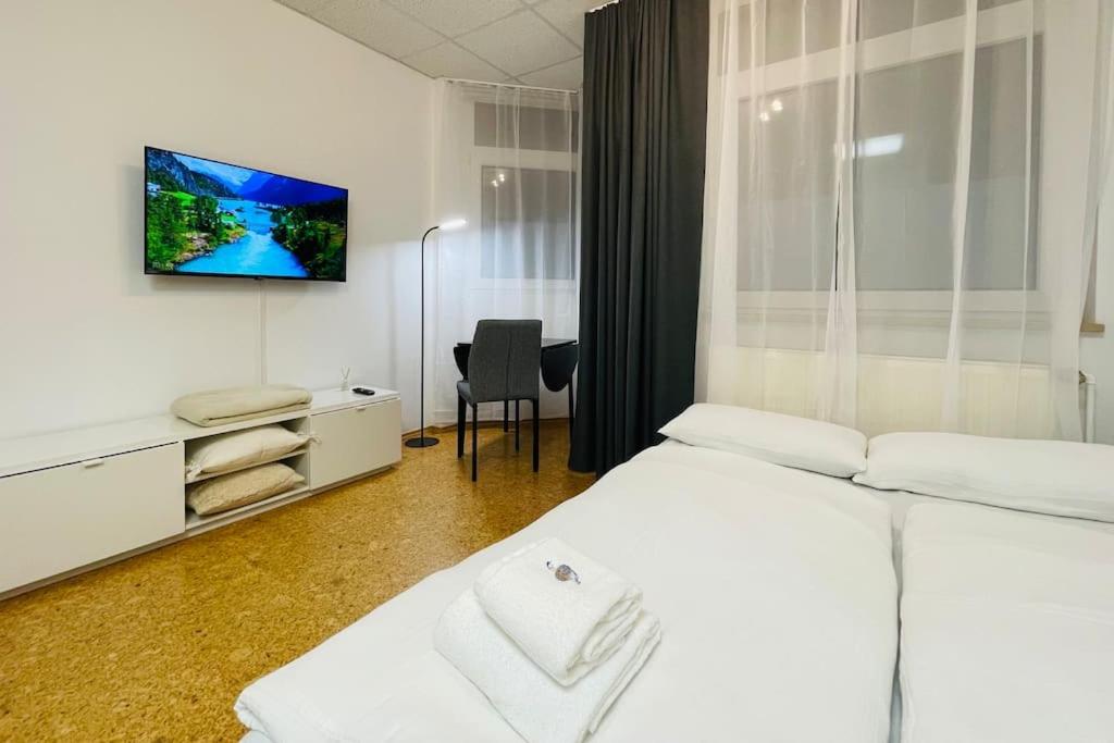 Postel nebo postele na pokoji v ubytování Cozy Studio Apartment