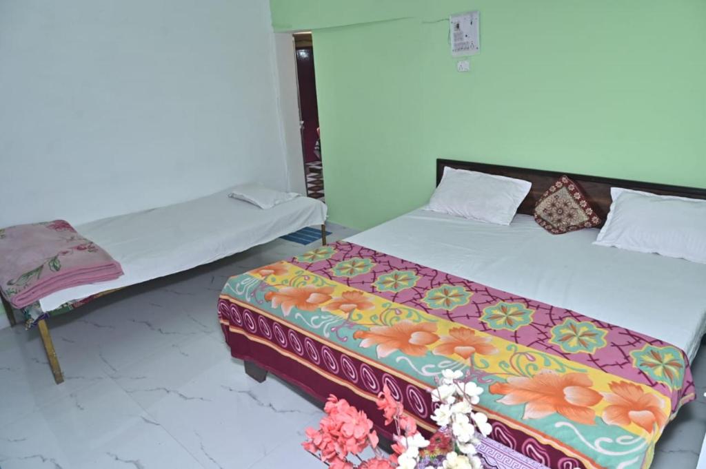 Postel nebo postele na pokoji v ubytování Luv Kush Homestay ayodhya Free morning tea