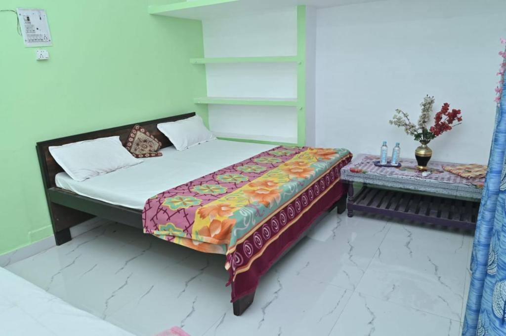 Postel nebo postele na pokoji v ubytování Luv Kush Homestay ayodhya Free morning tea