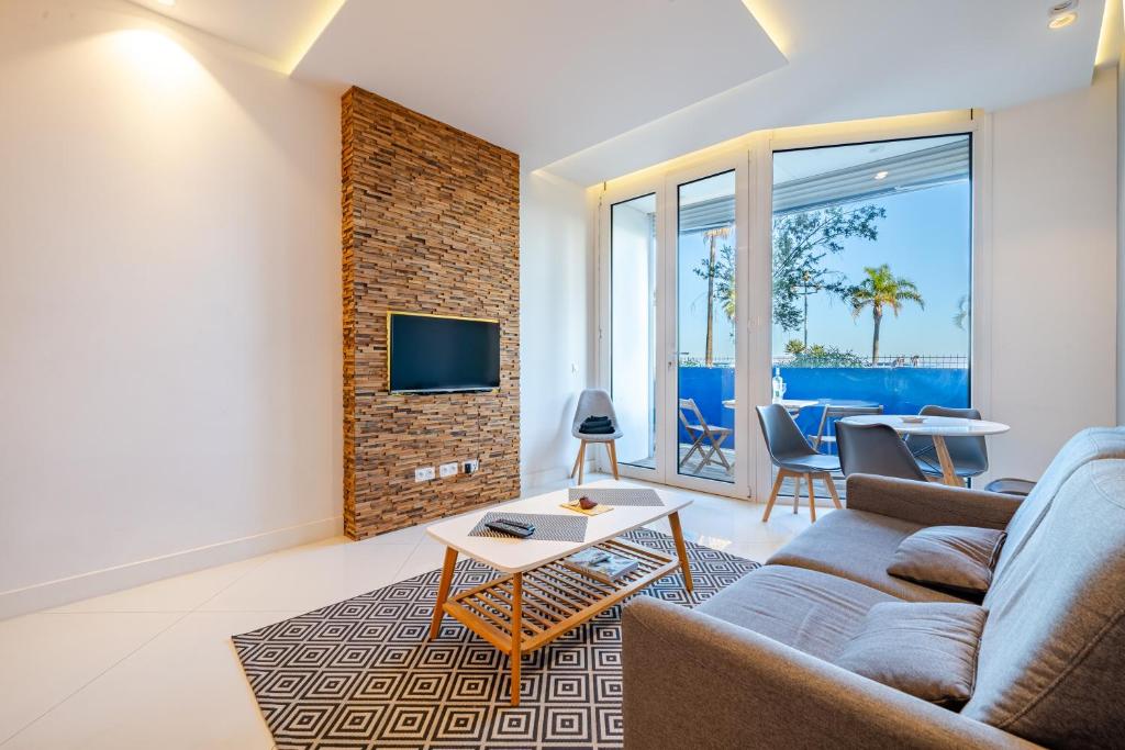 un salon avec un canapé et une télévision dans l'établissement Cosy 2P Promenade des Anglais, à Nice