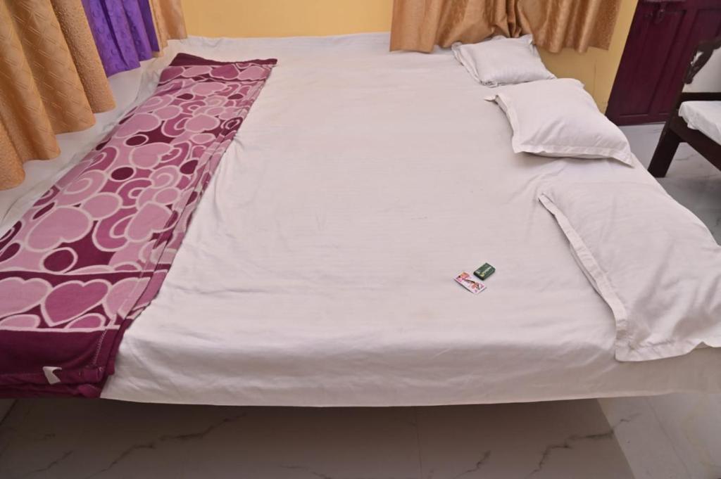 Postel nebo postele na pokoji v ubytování Luv Kush Homestay ayodhya Free morning tea