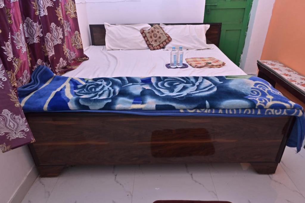 Postel nebo postele na pokoji v ubytování Luv Kush Homestay ayodhya Free morning tea