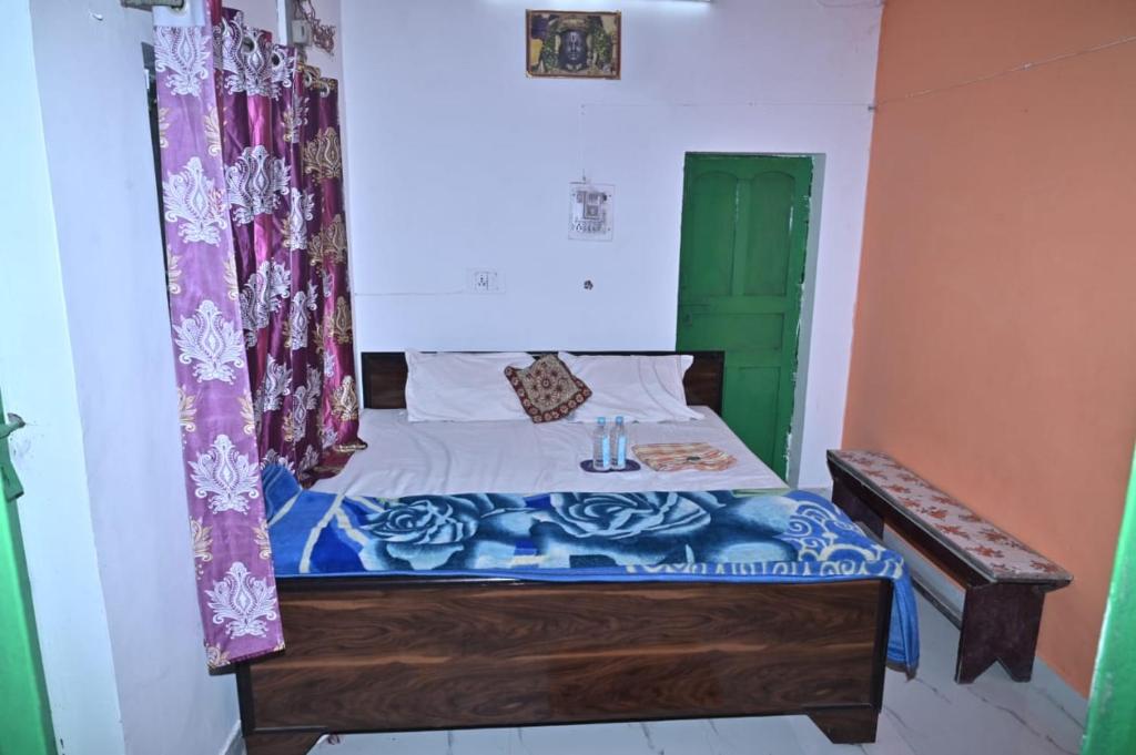 Postel nebo postele na pokoji v ubytování Luv Kush Homestay ayodhya Free morning tea