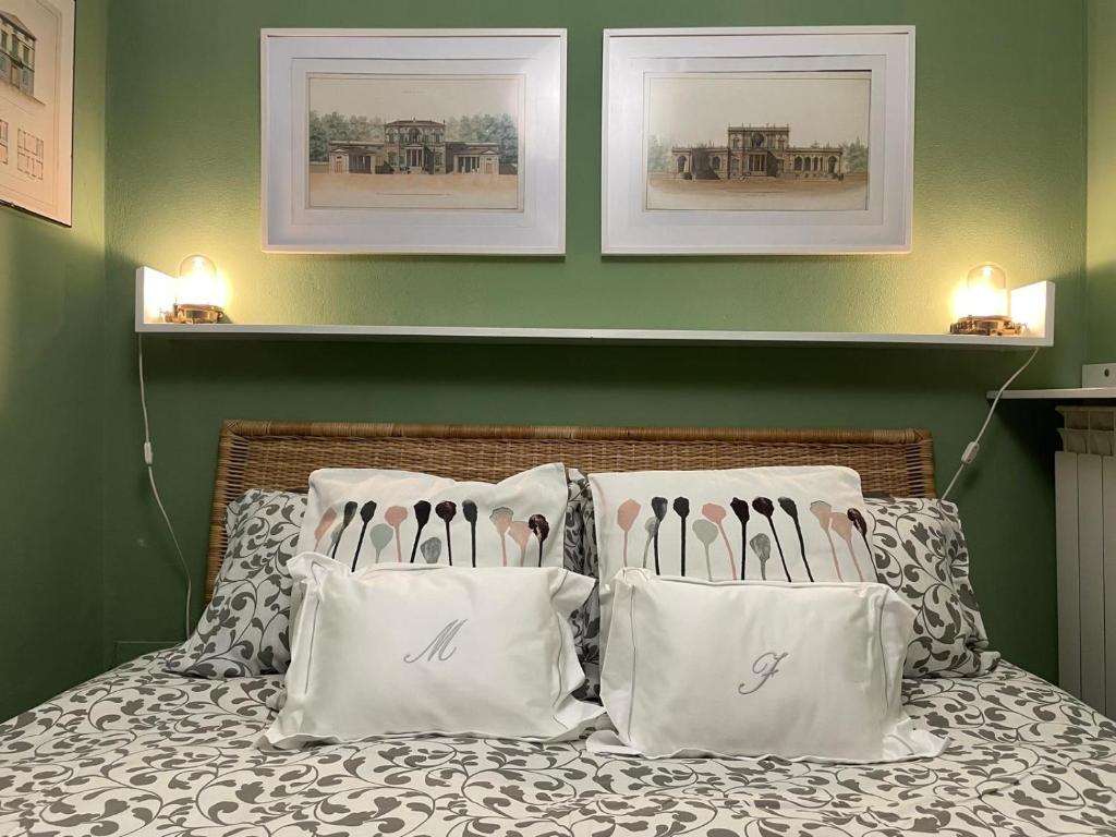 een bed met vier kussens erop bij La Maison de Fuecopared in Florence