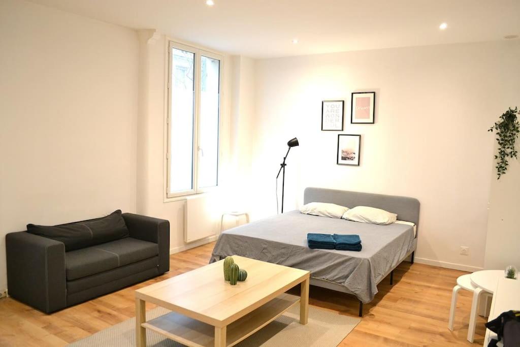 un salon avec un lit et un canapé dans l'établissement Votre Pied-à-Terre Idéal à Montmartre !, à Paris