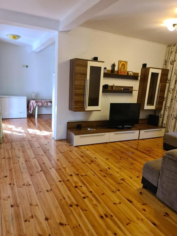 TV a/nebo společenská místnost v ubytování Villa Nadija
