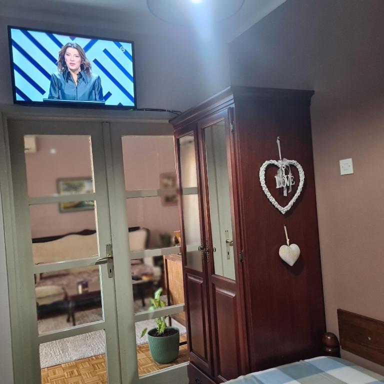 Televízia a/alebo spoločenská miestnosť v ubytovaní Apartman EXKLUZIV