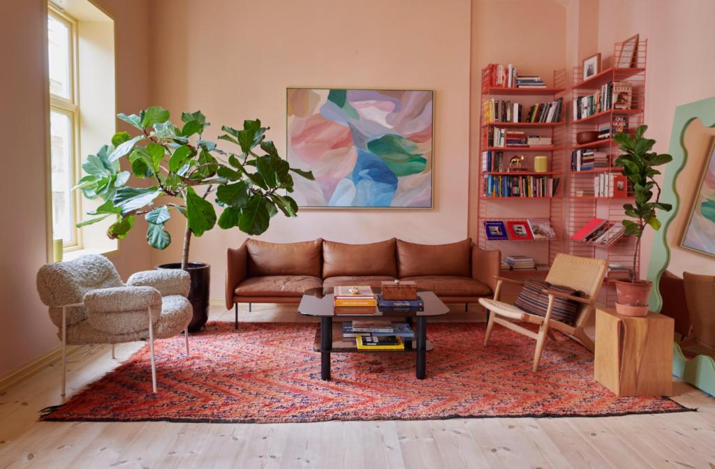 オスロにあるScandinavian Design Hideawayのソファとテーブルのあるリビングルーム