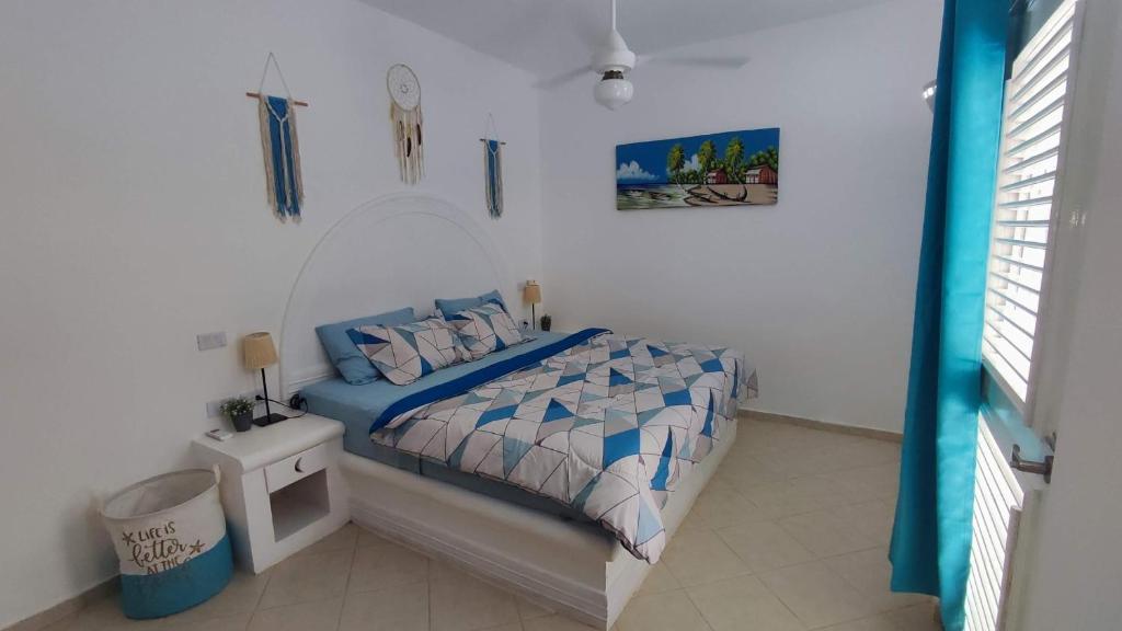 Un dormitorio con una cama en una habitación blanca. en Caribe Home Dominicus Oleandra 3, en La Laguna