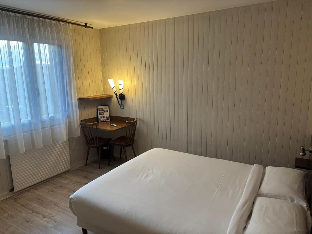 Postel nebo postele na pokoji v ubytování Auberge de Costaroche