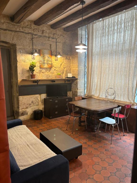 un salon avec une table et une salle à manger dans l'établissement Proche Notre Dame de Paris, à Paris