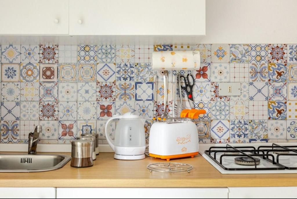 Kuchyňa alebo kuchynka v ubytovaní Perla Home Speciale Vacanze 2025 Casa perfetta per gruppi coppie e famiglie vivi la Sicilia a modo tuo