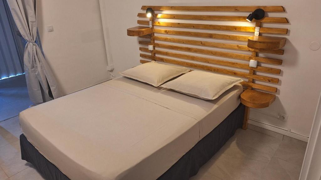 Postel nebo postele na pokoji v ubytování Studio A101, près de la mer Village du Diamant