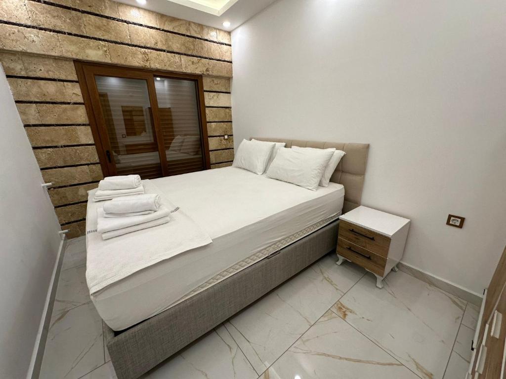 Postel nebo postele na pokoji v ubytování Kuşadası Deniz Tatil Evleri
