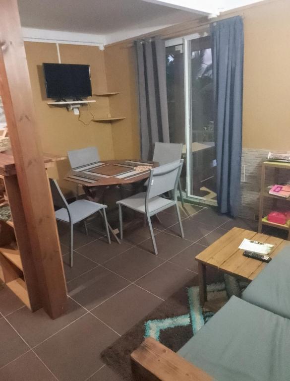 TV a/nebo společenská místnost v ubytování Gîtes La Troisième Chute