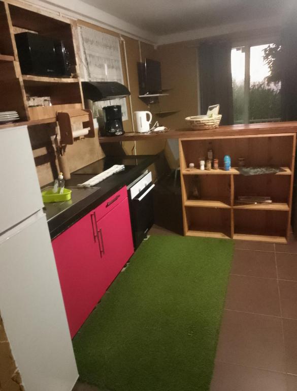 Kuchyň nebo kuchyňský kout v ubytování Gîtes La Troisième Chute